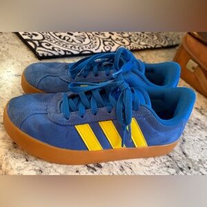Kids Adidas VL Court 3.0 suede sneakers in bright royal blue with yellow stripes
